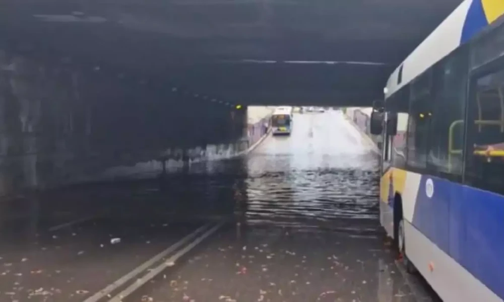 Λεωφορεία ακινητοποιήθηκαν σε υπόγεια διάβαση στην Καλλιθέα λόγω της κακοκαιρίας (Βίντεο)